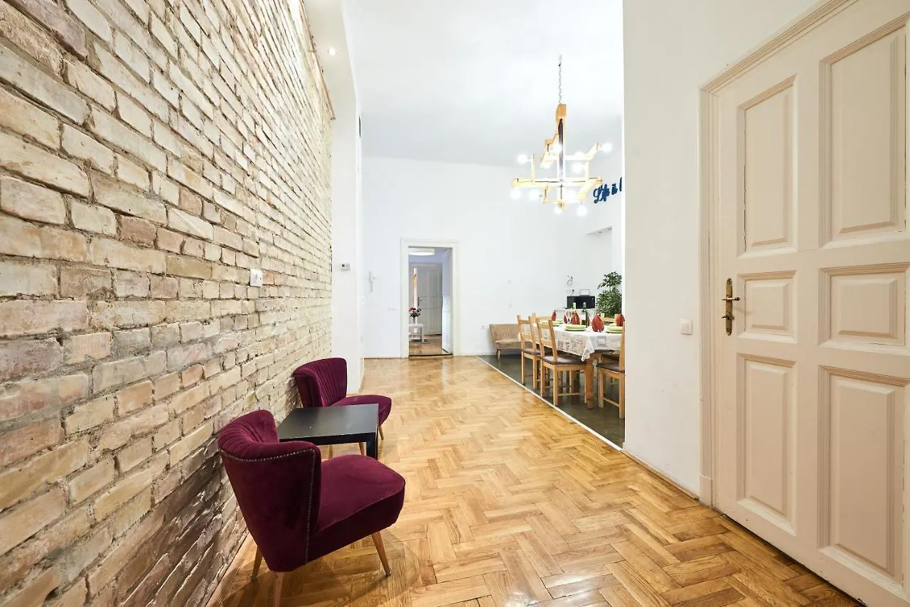 Large Apartment For Groups City Center Dist. VII 부다페스트 0*,  헝가리